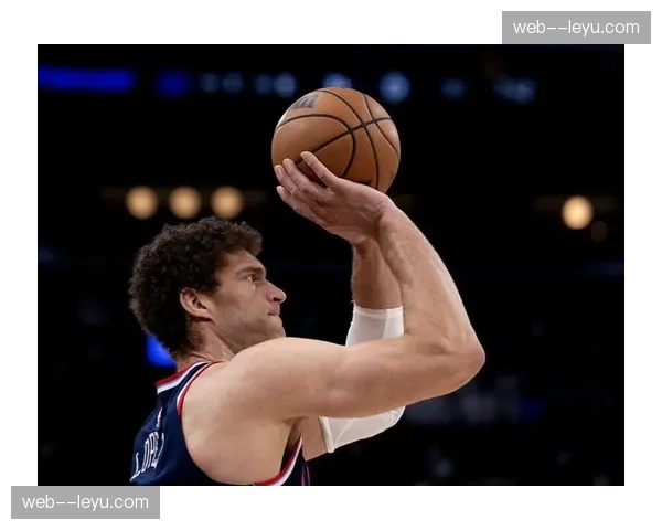 雄鹿大洛佩斯护框效率下降，蹲坑防守策略遭遇三分惩罚